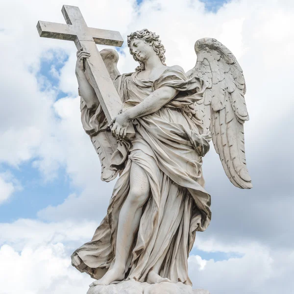 Santo Anjo com uma cruz na Ponte Sant 'Angelo, Roma, Itália — Fotografia de Stock