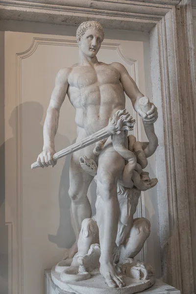 Estátua de um homem romano nu em Roma, Itália — Fotografia de Stock