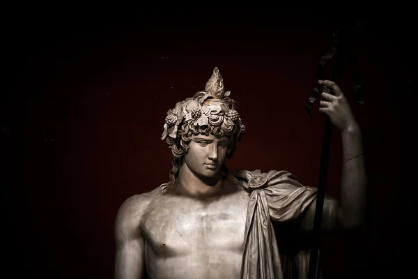 Estatua de un joven guerrero romano, Roma, Italia — Foto de Stock