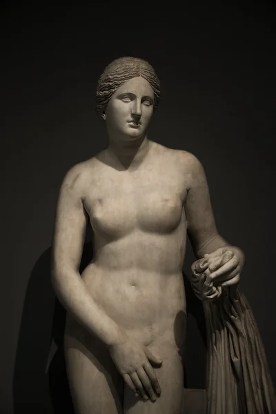Standbeeld van nacked Venus op zwarte achtergrond, Rome, Italië — Stockfoto
