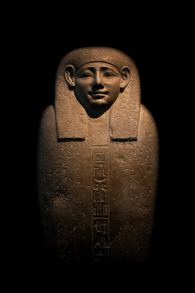 Graniet sarcophaag van Egyptische farao op zwarte achtergrond — Stockfoto