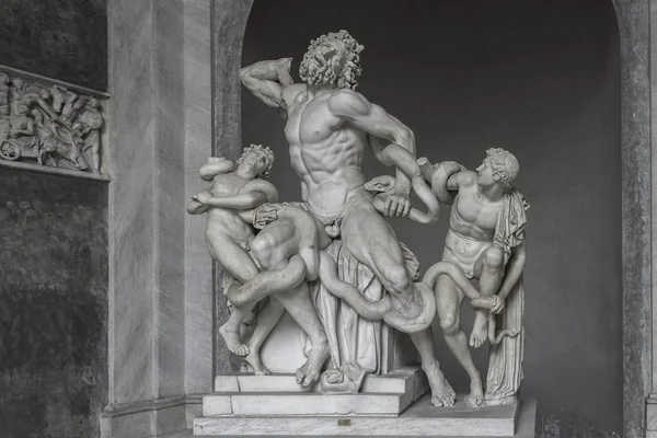 Estatua de Heracles luchando contra una serpiente gigante, Capitolina, Roma, Ella — Foto de Stock