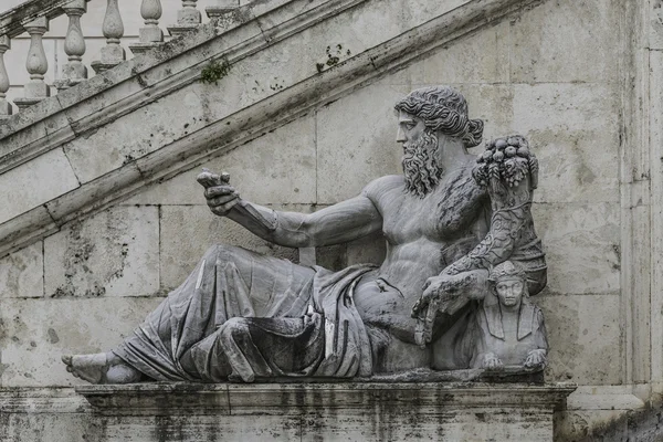 Estatua de Neptuno en Piazza del Campidoglio, Roma, Italia — Foto de Stock