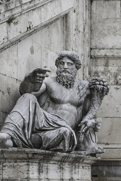 Statua di Nettuno in Piazza del Campidoglio, Roma, Italia — Foto Stock