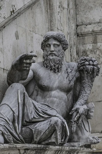 Статуя Нептуна на площади Пьяцца дель Кампидольо, Рим, Италия — стоковое фото