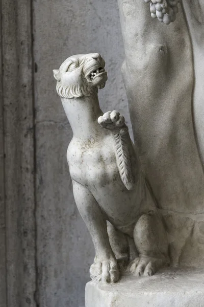 Estatua de Apollone desnuda con un gato, Roma, Italia — Foto de Stock