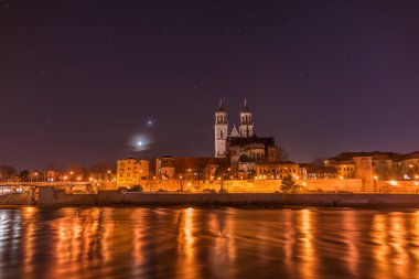 Magdeburg Katedrali ve nehir Elbe ile gece görünümü 