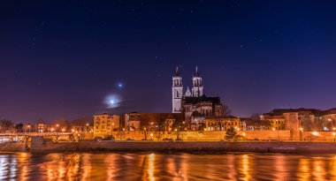 Magdeburg Katedrali ve nehir Elbe ile gece görünümü 