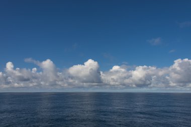 Bulutlar ve mavi gökyüzü Atlantik Okyanusu, yaz saati