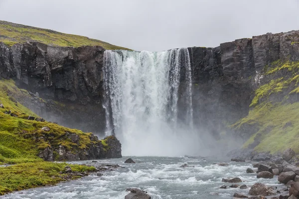 Csodálatos vízesés Izlandon, nyári idő — Stock Fotó