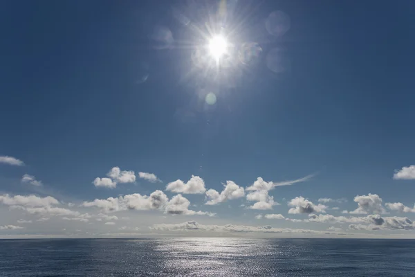Nuvole e cielo blu nell'Oceano Atlantico, ora esatta — Foto Stock
