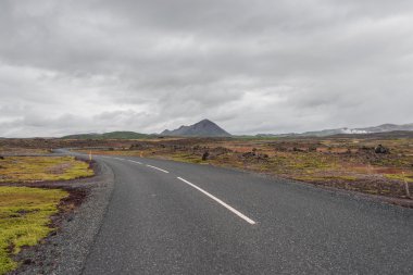 İzlanda, yaz saati, izole yol ve dağ manzara