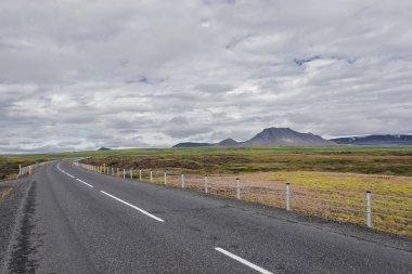 İzlanda, yaz saati, izole yol ve dağ manzara