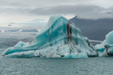 Büyük mavi icebergs buzul lagün İzlanda üzerinde