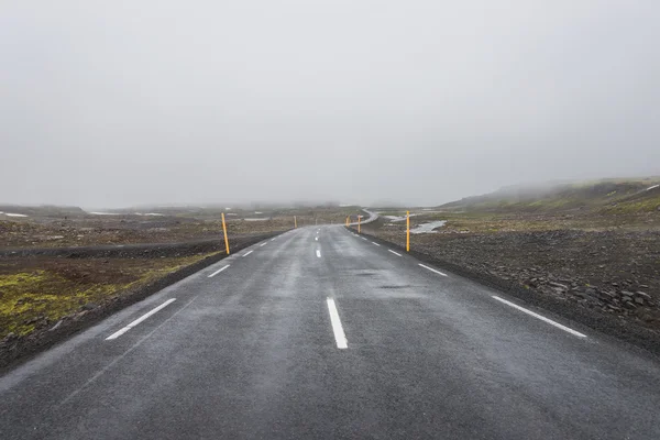 Abgelegene Straße und Berglandschaft auf Island, Sommerzeit — Stockfoto