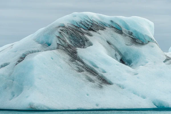 アイスランドにある氷河のラグーンで大きな青い氷山 — ストック写真