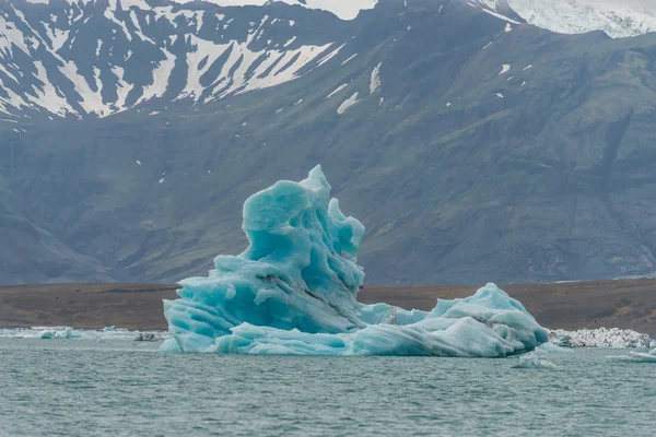 Большие голубые айсберги в ледниковой лагуне на Исландии — стоковое фото