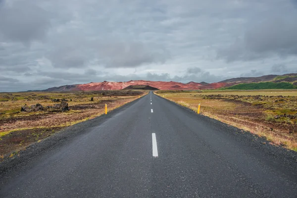 Abgelegene Strassen- und Berglandschaft auf Island — Stockfoto