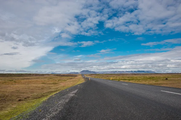 Abgelegene Strassen- und Berglandschaft auf Island — Stockfoto