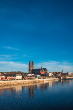 Magdeburg, nehir Elba ve eski şehirde güzel katedral