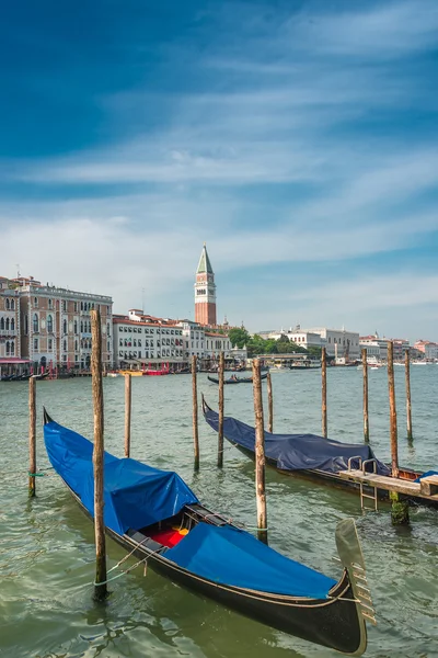 Campanile toren op het Piazza San Marco en gondolers, Venetië, Italië — Stockfoto