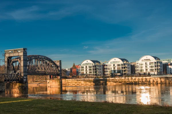 Early morning at new buildings and an old bridge in Magdeburg, G — Stock Photo, Image