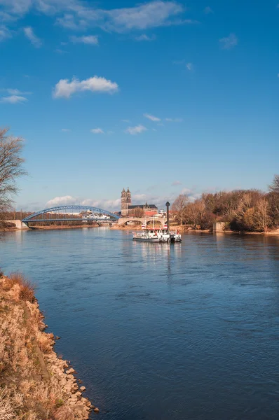 Pohled na katedrála v Magdeburgu, nový most a starý trajekt na rive — Stock fotografie