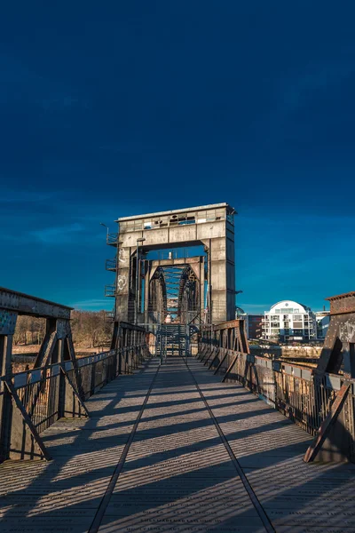 Elbbahnhof - Old Railway Bridge over the Elbe in Magdeburg, Germ — Stock Photo, Image