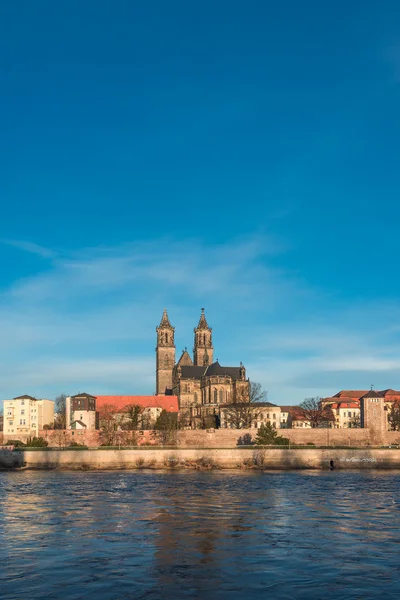 Beautiful cathedral of Magdeburg, river Elba and old town in the — Stock Photo, Image