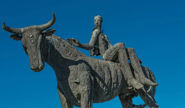 Estatua de un hombre desnudo sobre un toro en el centro de Magdeburgo, Germen — Foto de Stock