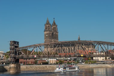Muhteşem katedral Magdeburg River Elbe, Almanya