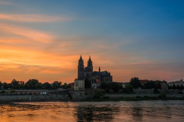 River Elbe gün batımından, Magdeburg, Magdeburg Katedrali