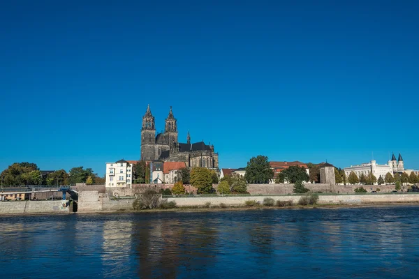 एल्बे नदी येथे मॅग्डेबर्गचे भव्य कॅथेड्रल, जर्मनी — स्टॉक फोटो, इमेज