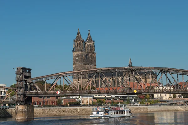 Wspaniały Katedra w Magdeburgu w river Elbe, Niemcy — Zdjęcie stockowe