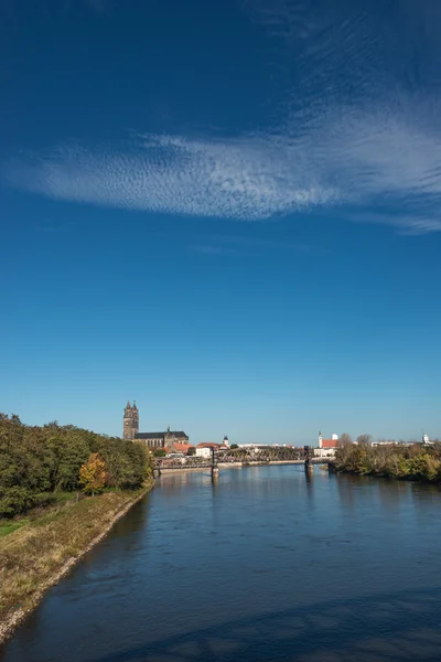 Wspaniały Katedra w Magdeburgu w river Elbe, Niemcy — Zdjęcie stockowe