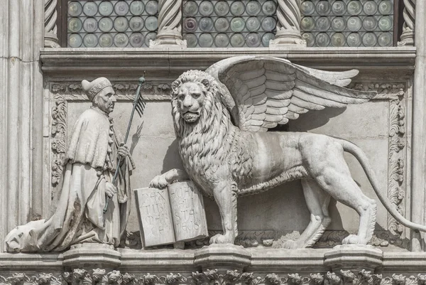 Скульптура крылатого льва Венеции со священником и книгой, Венеция — стоковое фото