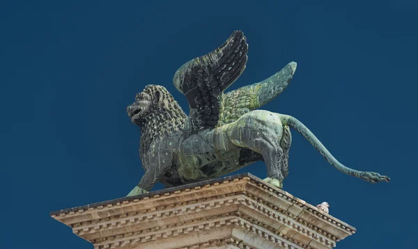 Rzeżba skrzydlaty lew w Wenecji w Pałac Dożów, Wenecji, Ital — Zdjęcie stockowe