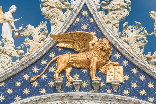 Skulptur des geflügelten Löwen von Venedig im Dogenpalast, Venedig, ital — Stockfoto