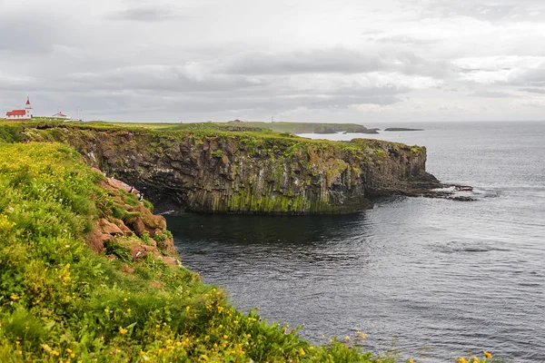 Lonely kyrkan och lunnefåglar på bekostnad av Grimsey ön i närheten jag — Stockfoto