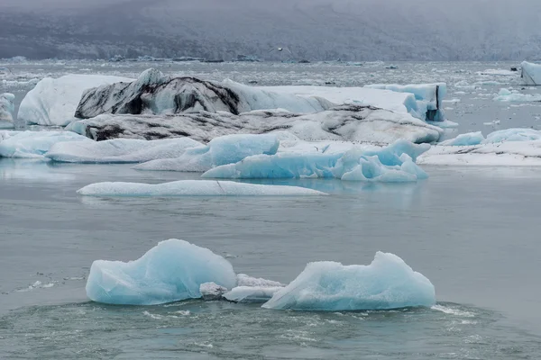 Blue ice at glacier lagoon and black beach on Iceland, summer, 2 — Stock Photo, Image