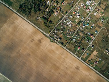 Toprak ekili köy manzarası. Üst görünüm.