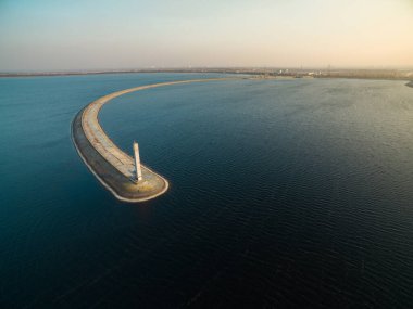 Deniz feneriyle deniz manzarası.