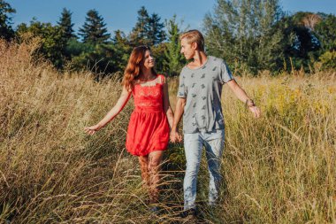 Sahada yürüyen mutlu çift..