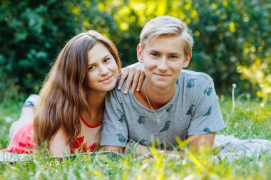 Parkta gülümseyen mutlu çiftin portresi..