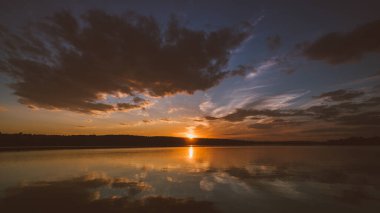 Nehrin üzerinde turuncu-altın rengi muhteşem bir gün batımı. Hava kararmak üzere..