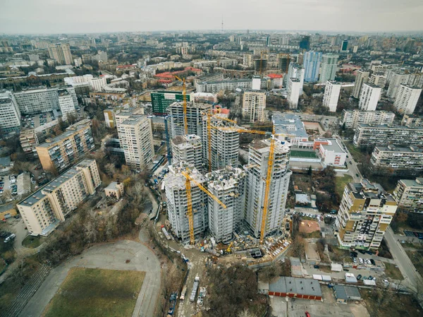 Şehirdeki Inşaat Sahasında Hava Manzaralı Geliştirme Binaları Ulaşım Enerji Altyapısı — Stok fotoğraf