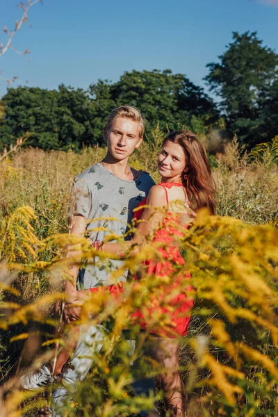 Glückliches Paar Mitten Auf Dem Feld — Stockfoto