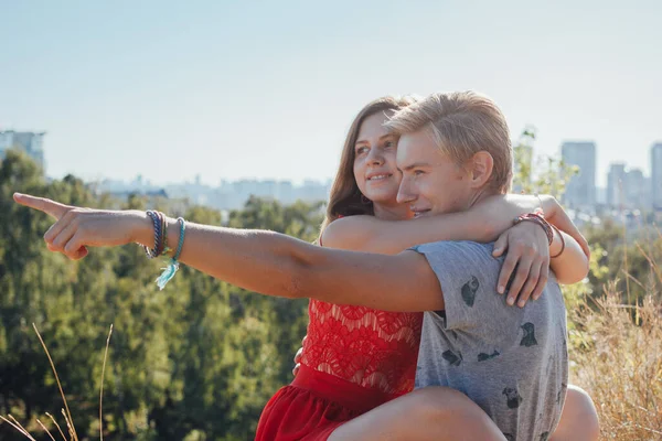 Jongen Wijst Naar Iets Interessants Het Gelukkige Meisje Omhelst Hem — Stockfoto