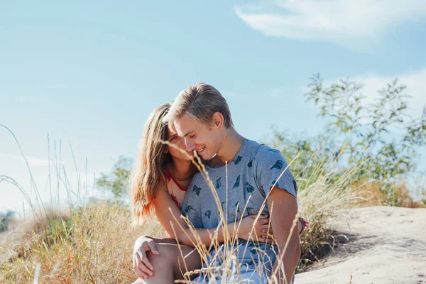 Couple Heureux Souriant Extérieur — Photo