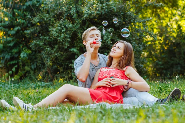 Schönes Junges Paar Bläst Seifenblasen Und Lächelt — Stockfoto